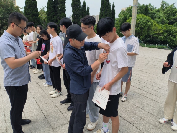 佩戴党徽.jpg